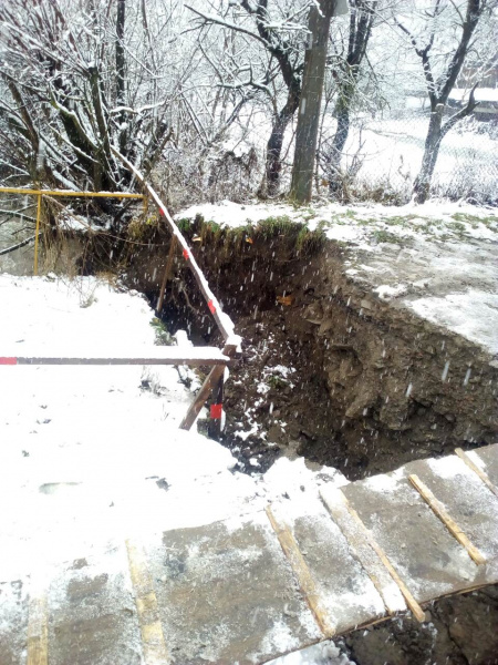 Паводок на Закарпатті: вода пошкодила бетонний міст