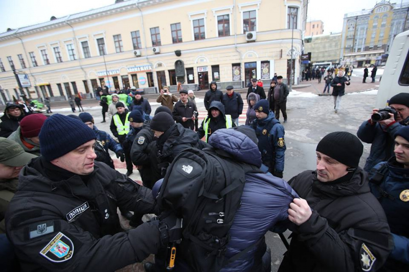 Во время акции «Кто заказал Катю Гандзюк» в Киеве забрали в полицию десяток активистов