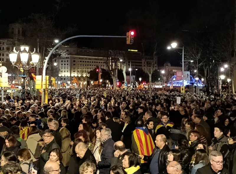 В Барселоне начались массовые протесты из-за ареста каталонских политиков