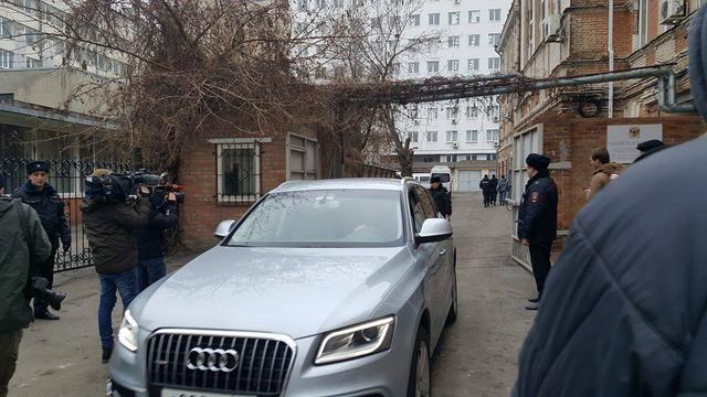 Допит Януковича: кортеж екс-президента прибув до будівлі ростовського суду