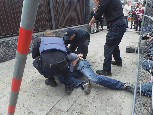 полиция задержала одного человека у здания посольства РФ в Киеве