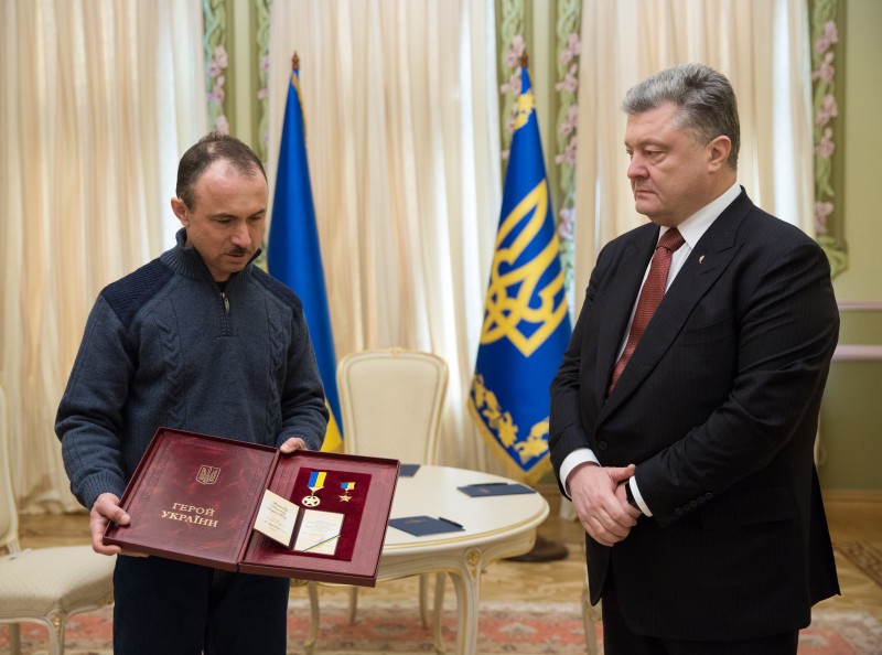 Порошенко передав орден Героя України брату загиблого у Криму активіста