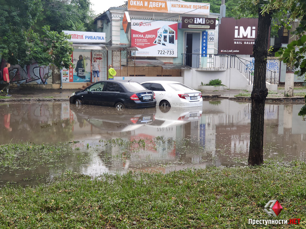 В Николаеве ливень затопил центр города: авто оказались по окна в воде
