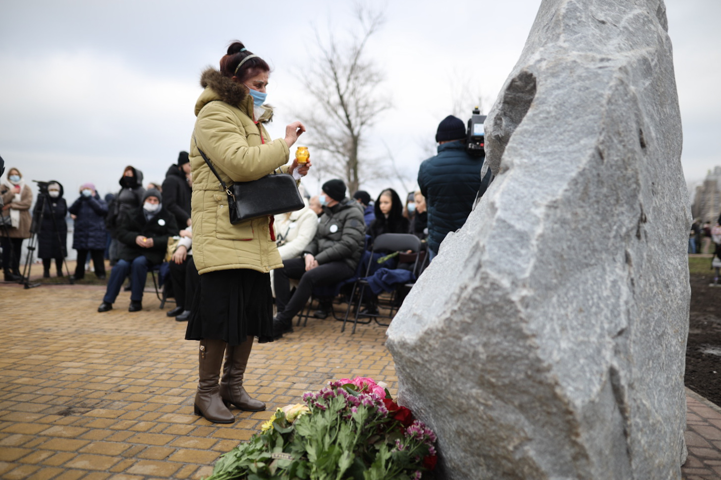 Становились на колени и плакали: в Киеве почтили память украинцев, погибших на борту МАУ в Иране