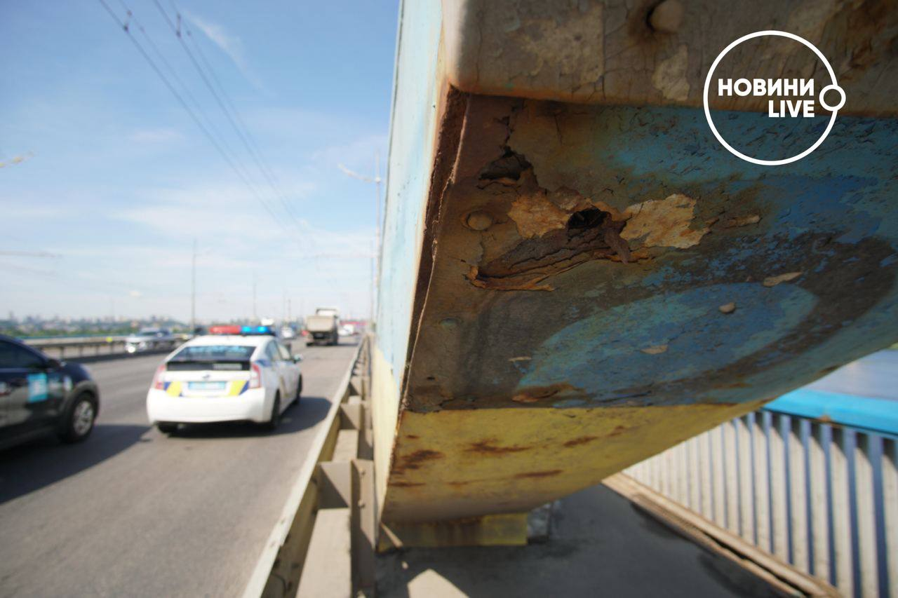 Північний міст у Києві в жалюгідному стані: сумні відео та фото