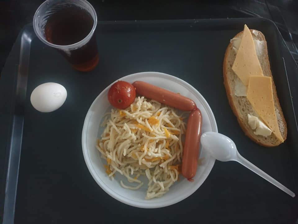 Йогурти, банани і навіть хот-доги: офіцер показав, як насправді годують військових ЗСУ (багато фото)