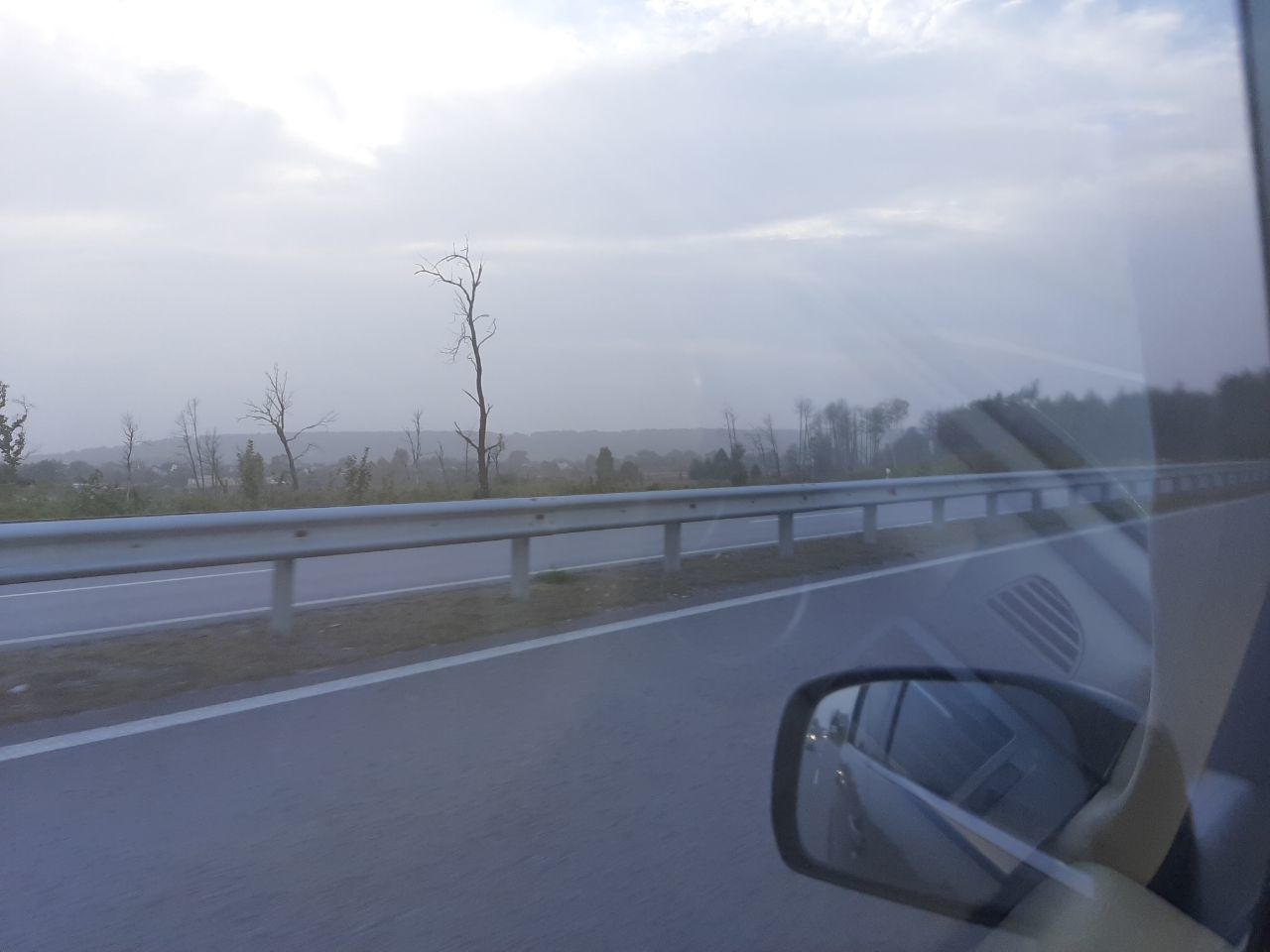 Людям важко дихати: передмістя Києва затягнуло коричневою димкою (відео)