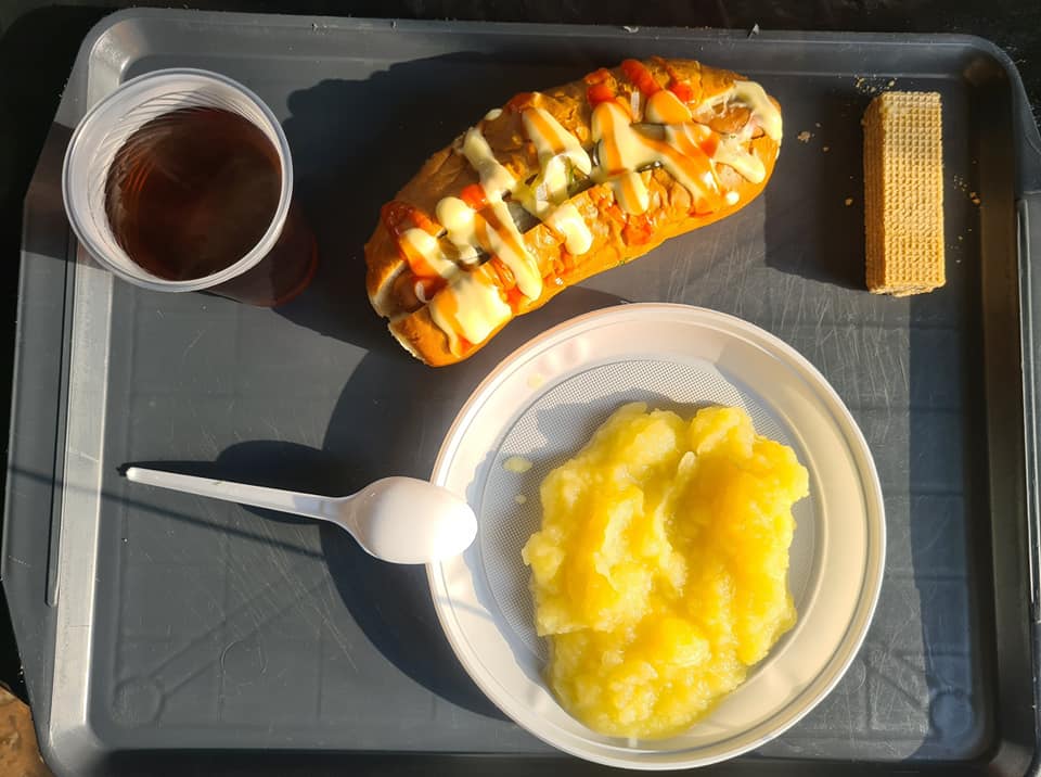 Йогурти, банани і навіть хот-доги: офіцер показав, як насправді годують військових ЗСУ (багато фото)