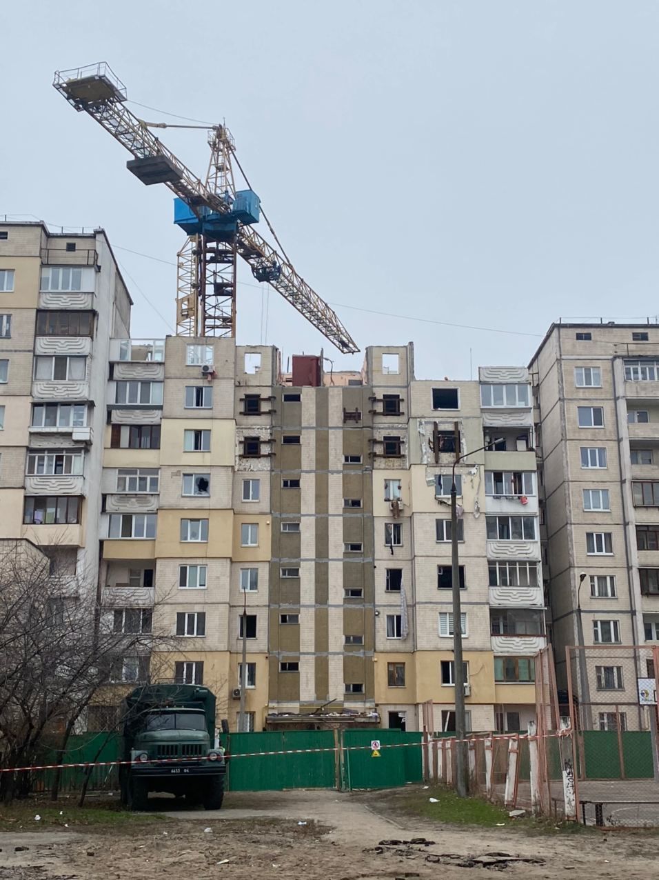 В Киеве разбирают многоэтажку на Позняках, которую разрушил взрыв