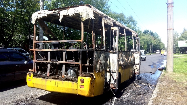 У Чернігові загорілася маршрутка з пасажирами