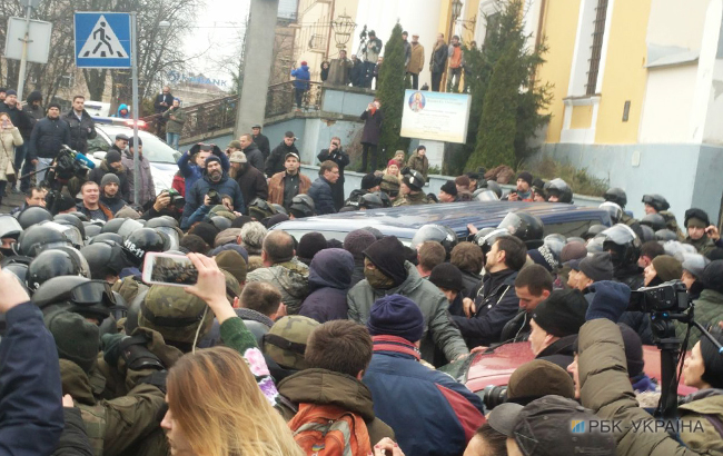 Затримання Саакашвілі: біля будинку політика почалися сутички