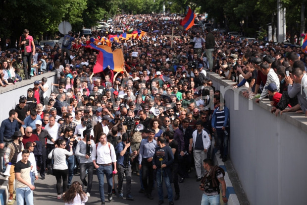 Учасники протестів в Єревані попрямували до меморіалу &quot;Цицернакаберд&quot;