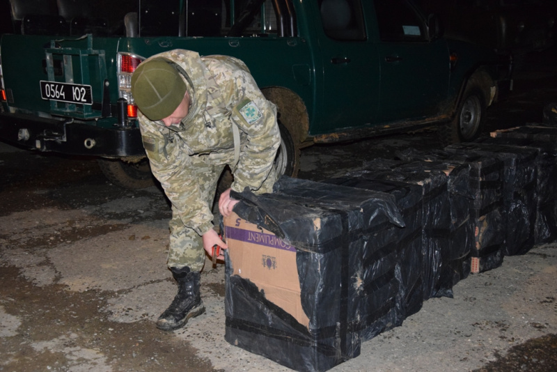 На кордоні затримано майже 9 тисяч пачок контрабандних сигарет