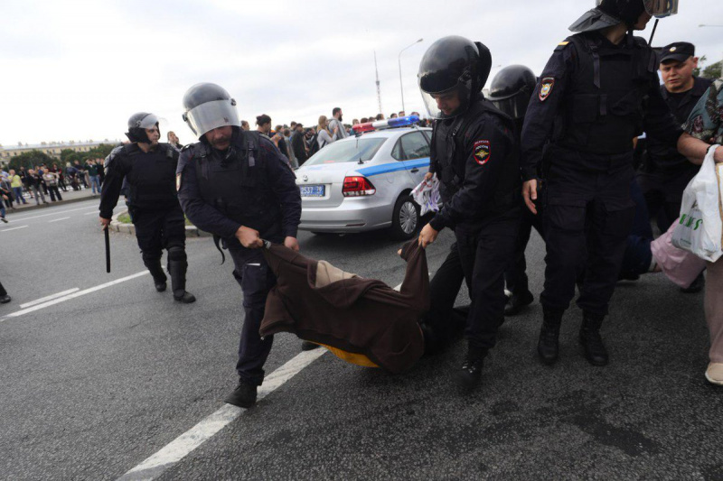 В России полиция задержала почти 300 участников акции против пенсионной реформы