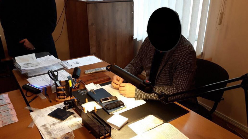 У Хмельницькій області затримали на хабарі посадовця міграційної служби