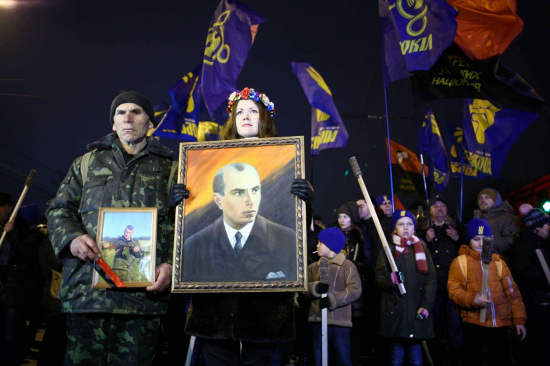 В Киеве националисты проводят факельное шествие в честь Бандеры