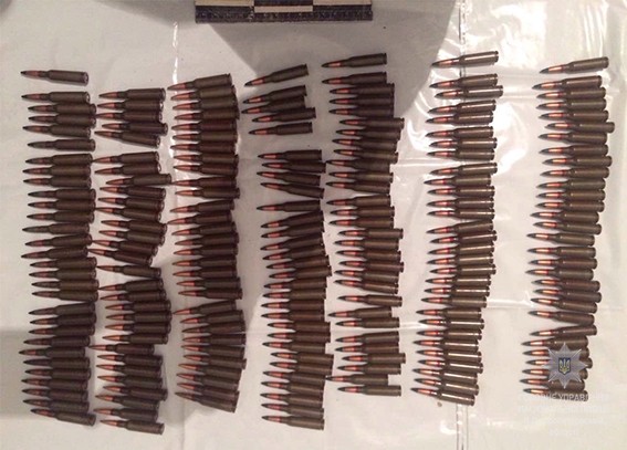 У Дніпропетровській області правоохоронці виявили в автомобілі арсенал зброї