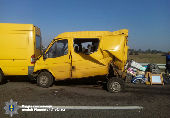 У Рівненській області через туман зіткнулися сім авто