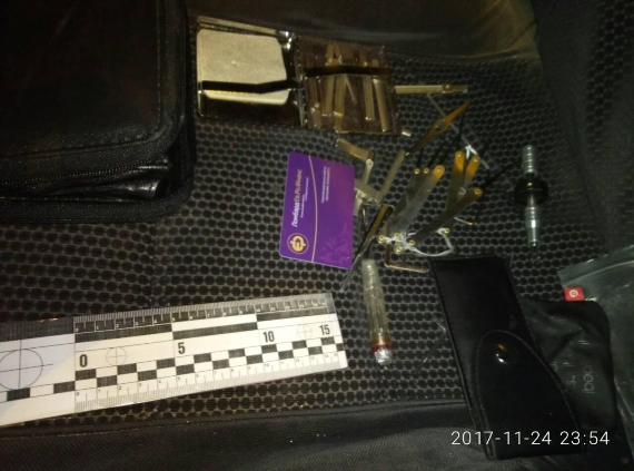 На Закарпатье полиция обнаружила автомобиль с патронами и наркотиками