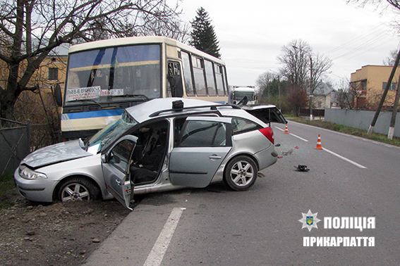 В Івано-Франківській області автомобіль зіткнувся з автобусом, є загиблий