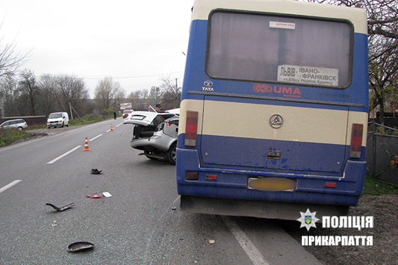 В Івано-Франківській області автомобіль зіткнувся з автобусом, є загиблий