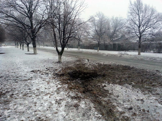 Артобстрел Светлодарска: повреждена многоэтажка и авто полиции