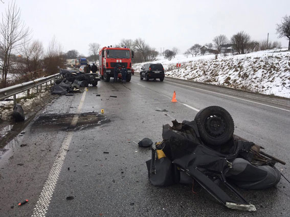 У Рівненській області легковий автомобіль врізався в автобус, є загиблий