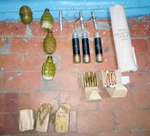 В Донецкой области у местной жительницы изъяли арсенал боеприпасов