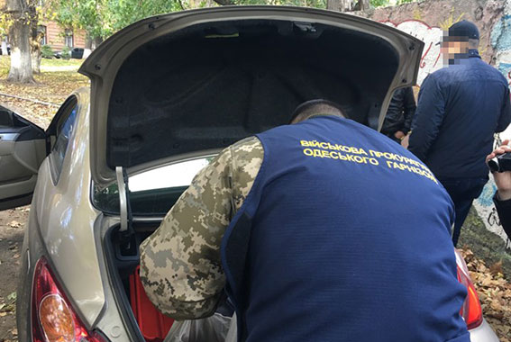 В Одесі затримали чоловіка з арсеналом зброї