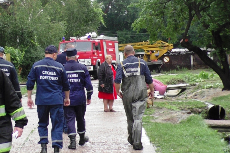 Из-за непогоды в Чернигове подтоплено 13 частных дворов и подвалы многоэтажек