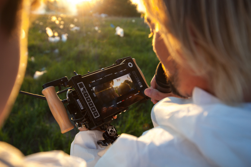 "Мусорная свалка и пластиковые пакеты": ONUKA и Алан Бадоев представили новый яркий клип