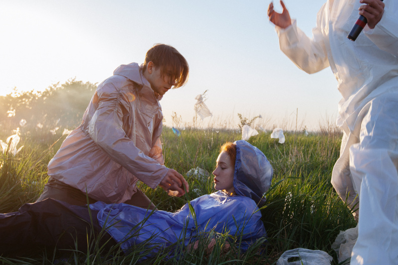 "Мусорная свалка и пластиковые пакеты": ONUKA и Алан Бадоев представили новый яркий клип