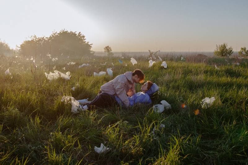 "Мусорная свалка и пластиковые пакеты": ONUKA и Алан Бадоев представили новый яркий клип