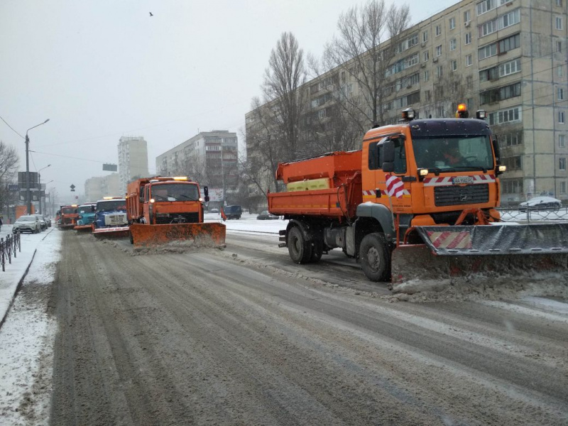 Снігопади в Україні: у Києві водіїв просять не користуватися особистими авто