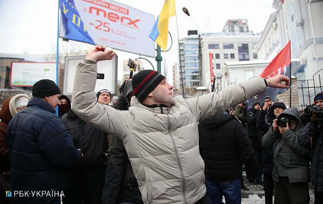 В Киеве активисты блокируют консульство РФ на Печерске