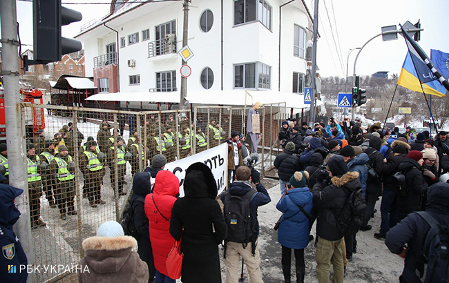 В Киеве активисты блокируют консульство РФ на Печерске