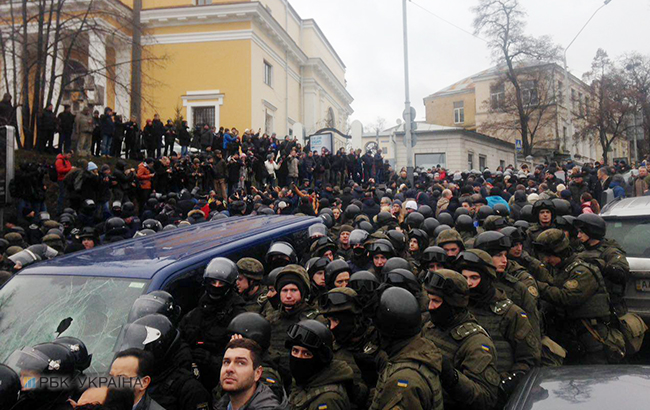 Затримання Саакашвілі: автобус з політиком блокують близько 300 активістів
