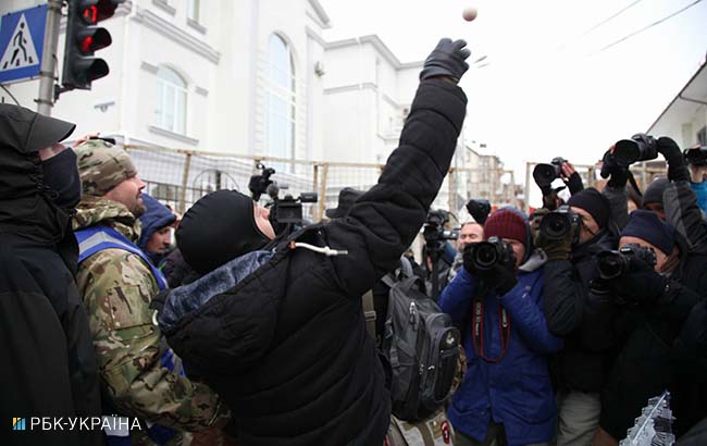 В Киеве активисты блокируют консульство РФ на Печерске