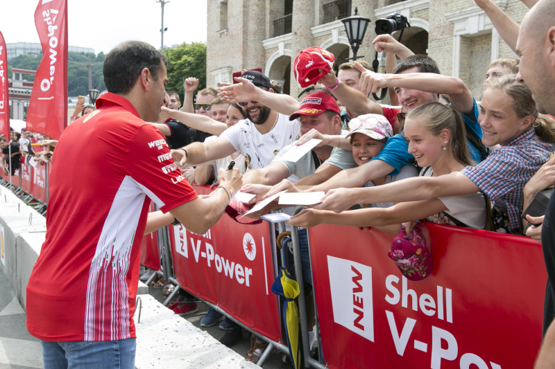 На ЗАЖИГАТЕЛЬНОМ ШОУ от Shell побывала команда Scuderia Ferrari Формулы 1