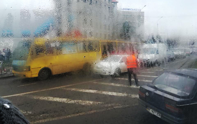 Во Львове столкнулись троллейбус и маршрутка, пострадали 7 человек