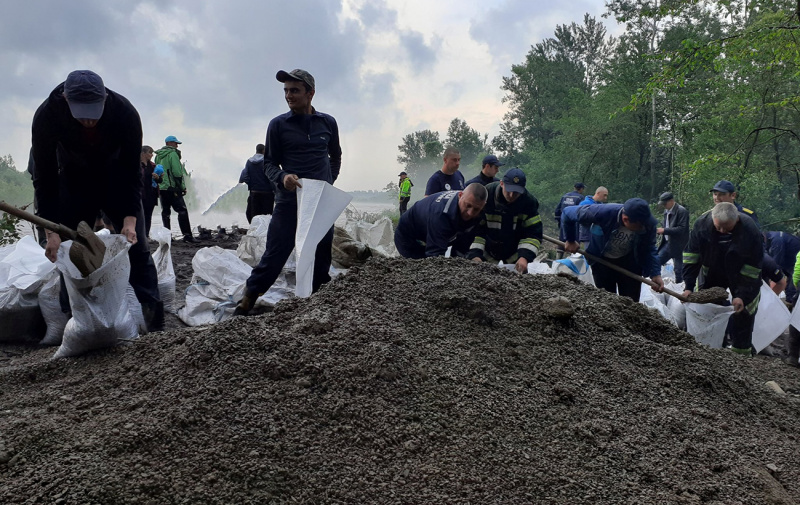 Через сильні опади на території Івано-Франківської області введено надзвичайні заходи: фото та відео