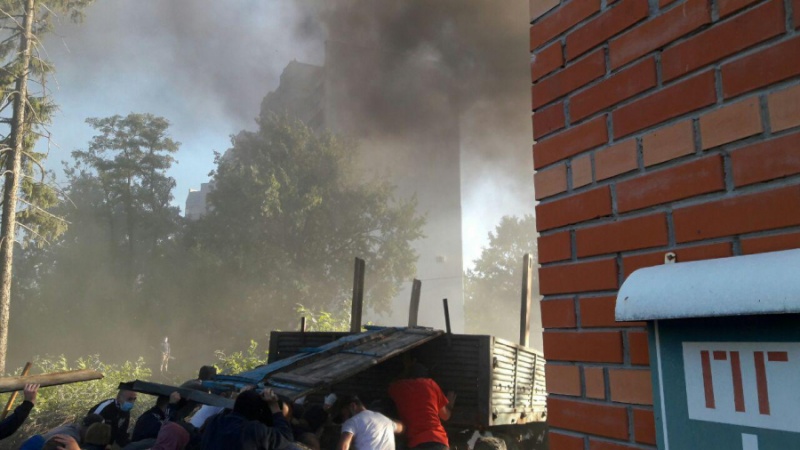 Представители "Азова" штурмуют строительство в Святошинском переулке в Киеве