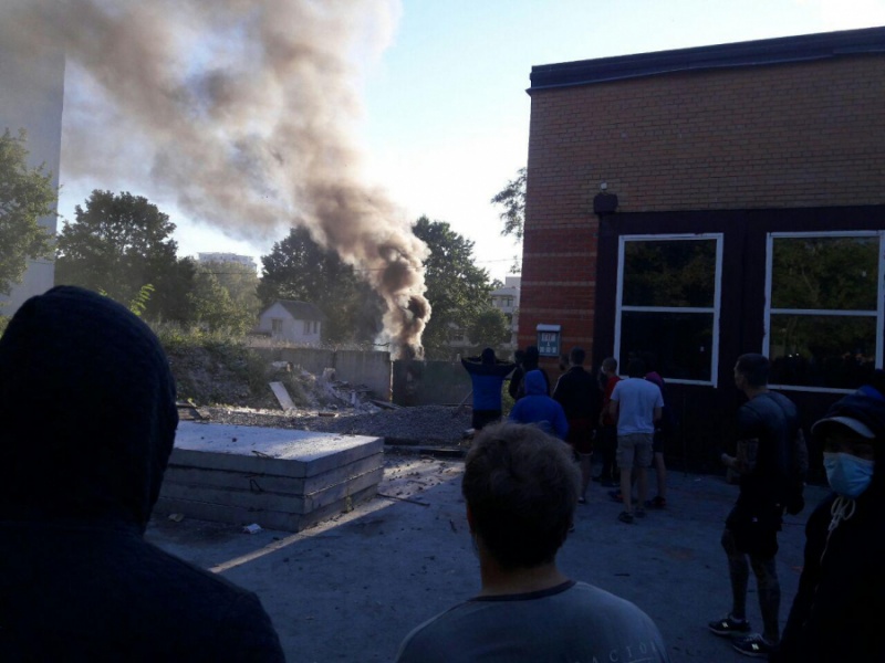 Представители "Азова" штурмуют строительство в Святошинском переулке в Киеве