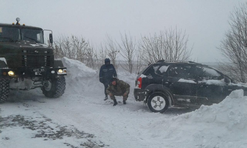 Снігопади в Україні: опубліковано відео рятувальної операції під Одесою