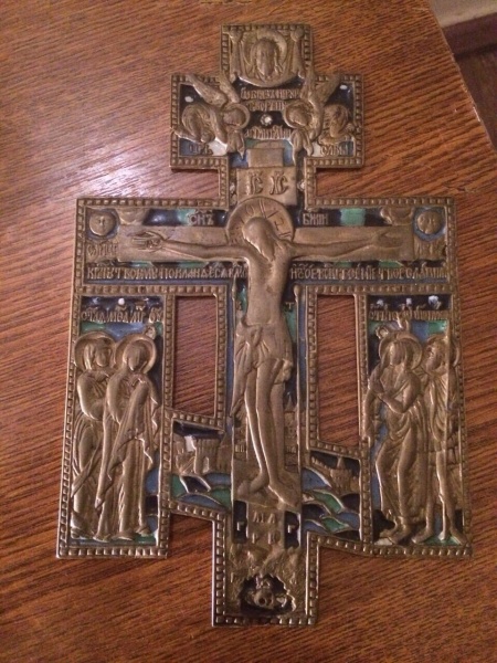 На кордоні з Росією прикордонники виявили старовинну книгу та бронзову ікону