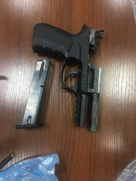 У Києві заступник директора гімназії зберігав зброю та психотропи