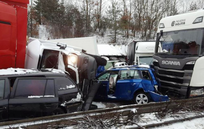 У Чехії при зіткненні понад 40 автомобілів постраждало близько 10 осіб
