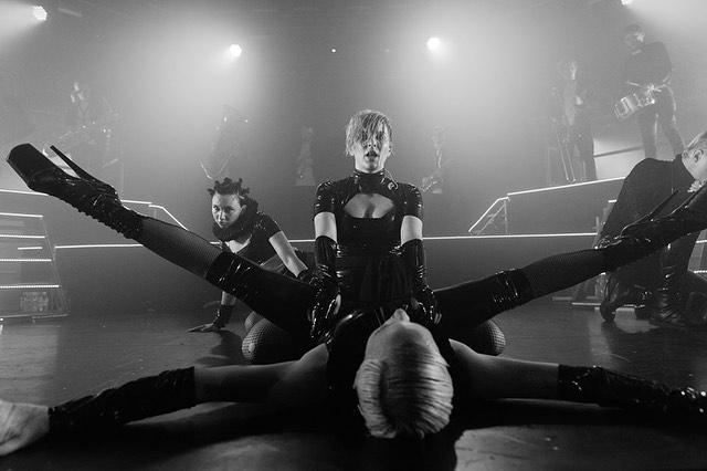 Maruv засыпала сеть откровенными фото с концерта - ФОТО