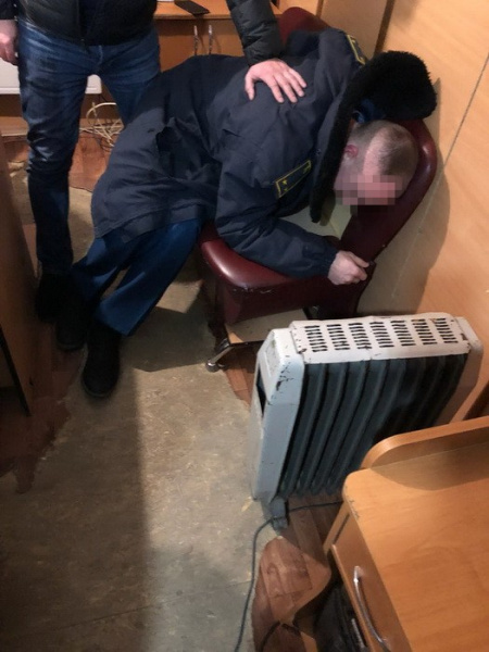 На админгранице с Крымом на взятке попался инспектор таможенной службы