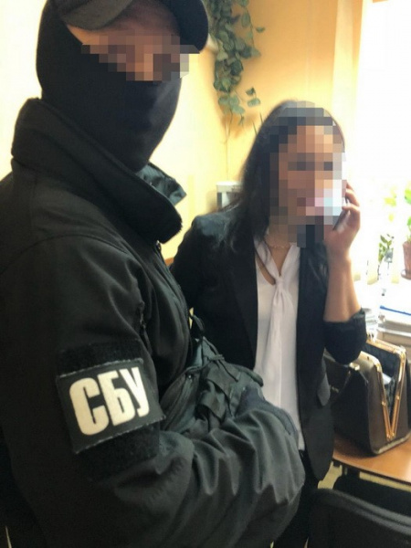 СБУ разоблачила на взятке в 10 тыс. долларов судью и чиновника Подольского суда Киева